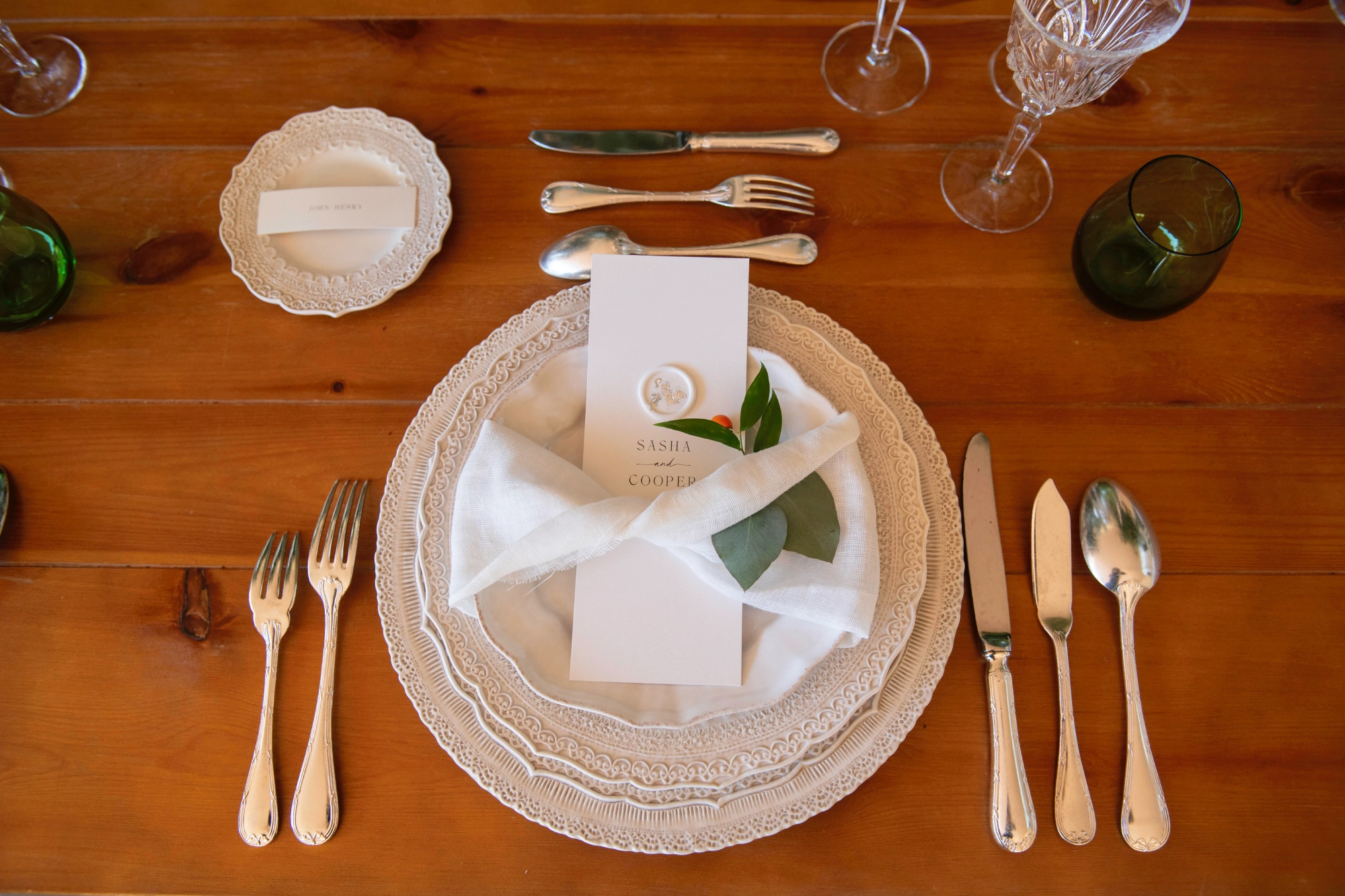 Mise en scène de mariage champêtre-chic avec des touches élégantes et naturelles, réalisée par Soréa Event dans le Lot.