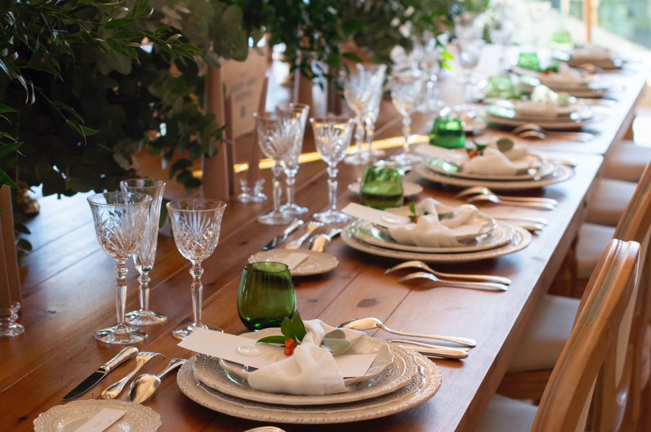 Décor mariage plein air Aveyron avec éléments naturels et romantiques, signé Soréa Event.