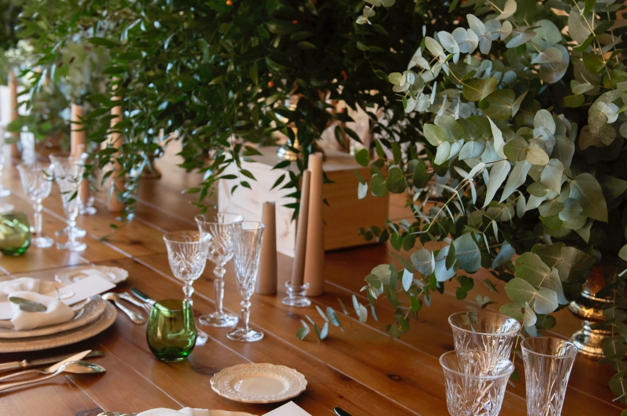 Décoration table mariage moderne avec accents naturels, réalisée en Corrèze par Soréa Event.
