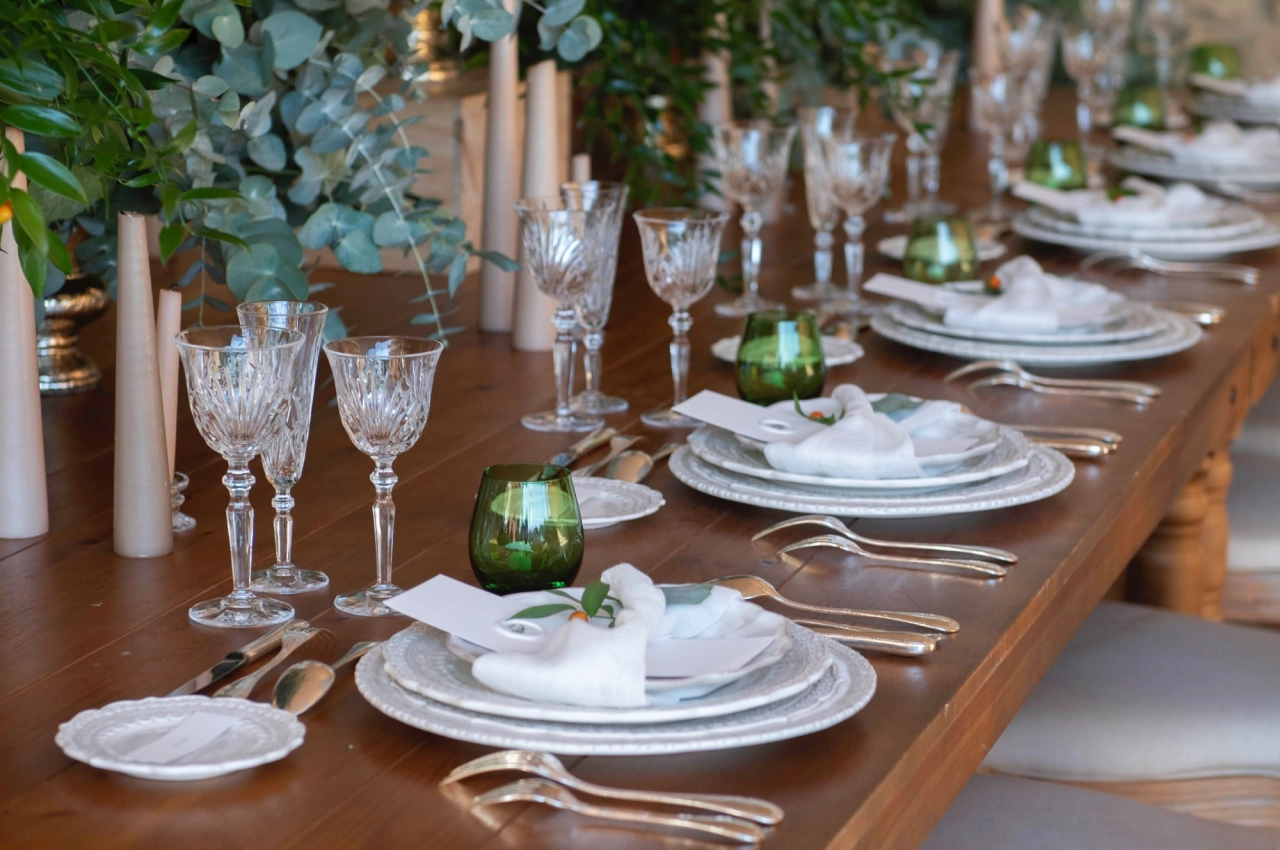 Scénographie cérémonie mariage romantique en Corrèze, réalisée par Soréa Event.