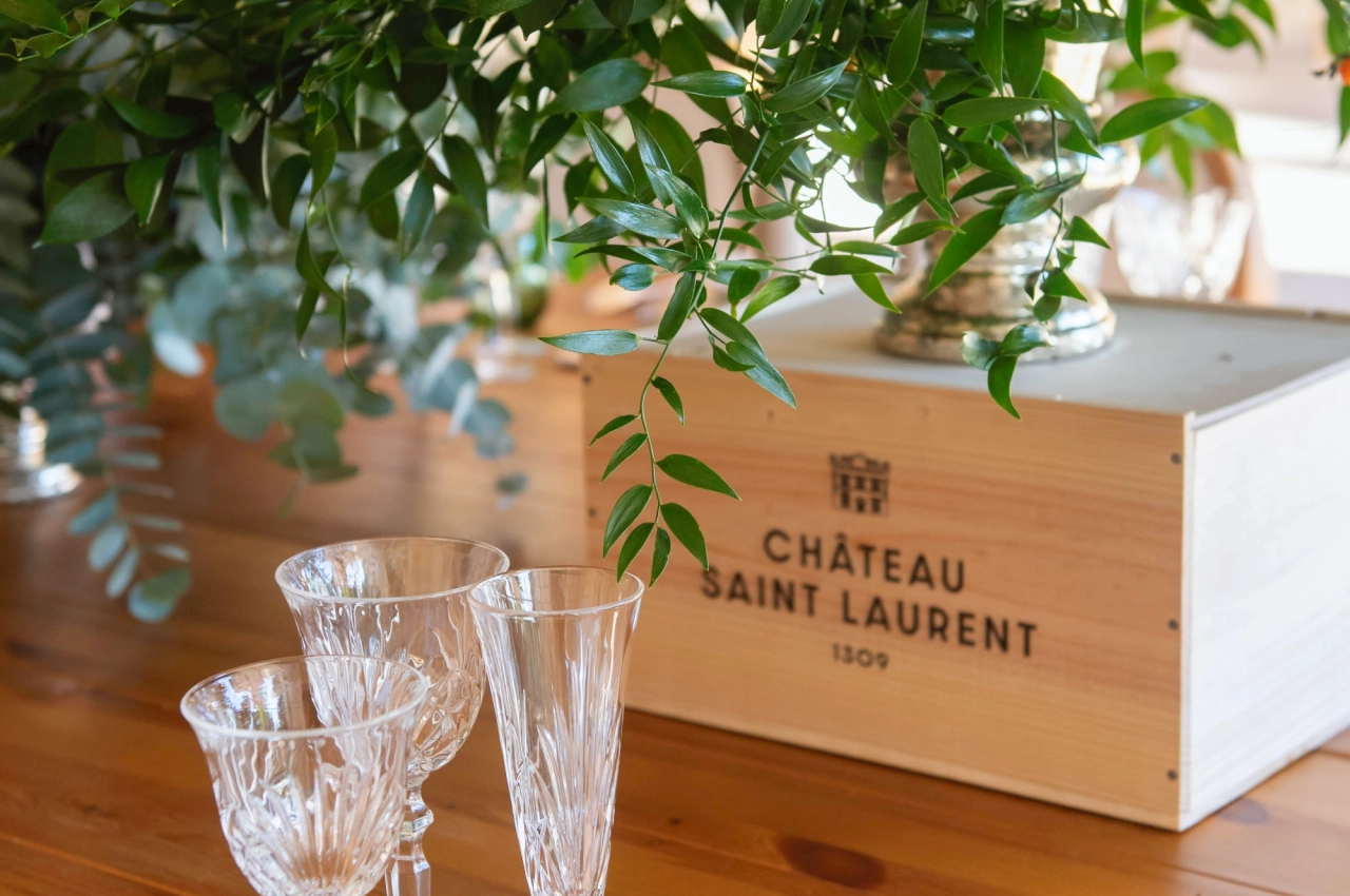 Composition florale minimaliste et raffinée pour un mariage en Haute-Loire, par Soréa Event.