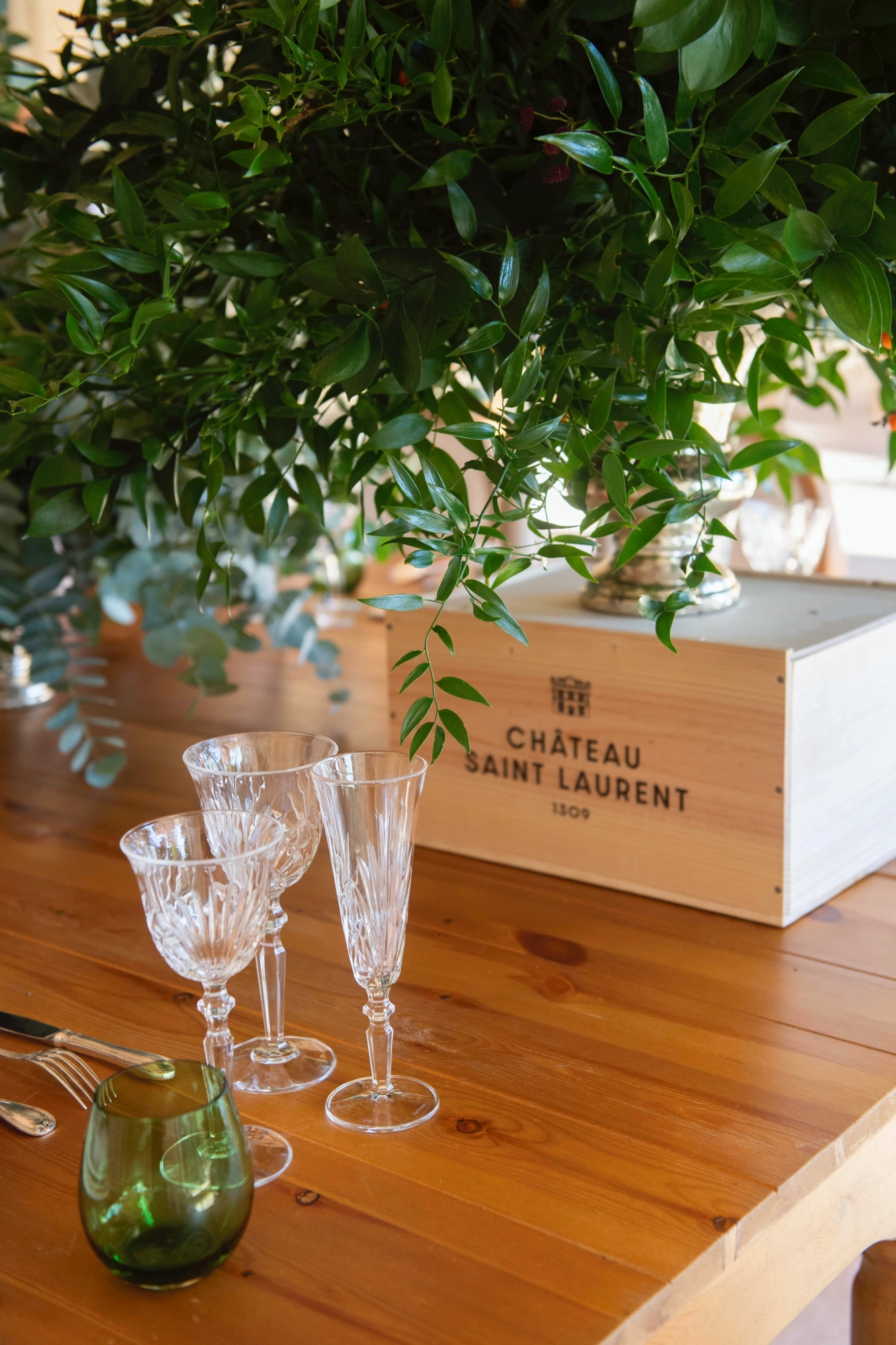 Composition florale minimaliste et raffinée pour un mariage en Haute-Loire, par Soréa Event.